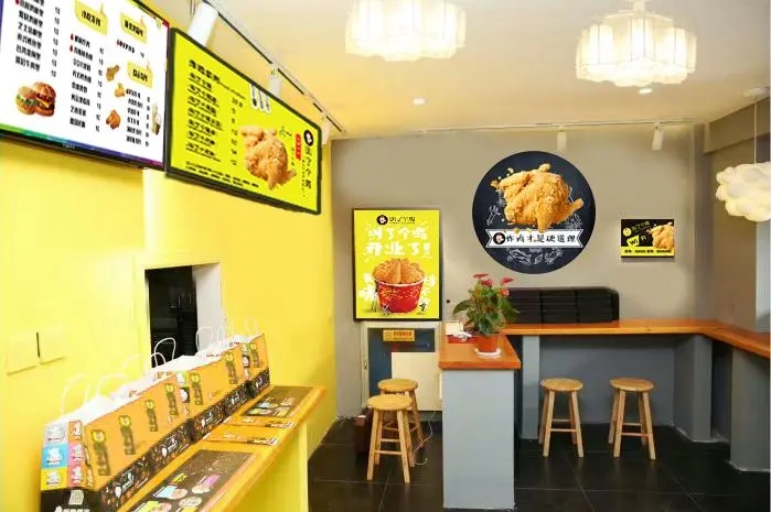 鄭州雞排店裝修秘籍:打造街區(qū)亮點(diǎn)的5大策略 鄭州雞排店裝修秘籍:打造街區(qū)亮點(diǎn)的5大策略