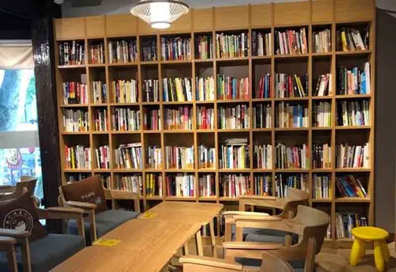 　　在快節(jié)奏的現(xiàn)代生活中，書店不僅是售賣書籍的場所，更是人們心靈棲息的港灣。對于鄭州的書店而言，如何通過裝修設(shè)計(jì)營造濃郁的書香氛圍，打造舒適宜人的閱讀區(qū)，成為吸引讀者、提升競爭力的關(guān)鍵。接下來，就從多個(gè)維度為你解析鄭州書店?duì)I造書香氛圍與舒適閱讀區(qū)的設(shè)計(jì)方案。  　　1、整體布局規(guī)劃：打造流暢閱讀動(dòng)線  　　合理的整體布局是營造良好閱讀體驗(yàn)的基礎(chǔ)。鄭州書店在設(shè)計(jì)時(shí)，可采用開放式與半開放式相結(jié)合的布局。將暢銷書、熱門書籍放置在入口顯眼位置，吸引讀者目光;按照文學(xué)、社科、兒童等不同類別劃分書籍陳列區(qū)域，每個(gè)區(qū)域設(shè)置清晰的指示牌。同時(shí)，在各個(gè)區(qū)域間留出寬敞的通道，避免擁擠雜亂，形成流暢的閱讀動(dòng)線。此外，可設(shè)置獨(dú)立的文創(chuàng)產(chǎn)品區(qū)、咖啡休閑區(qū)，與書籍陳列區(qū)相互呼應(yīng)，既豐富書店業(yè)態(tài)，又能引導(dǎo)讀者自然穿梭于不同空間，延長停留時(shí)間。  　　2、色彩與燈光設(shè)計(jì)：烘托靜謐書香氛圍  　　色彩和燈光對書店氛圍的營造起著至關(guān)重要的作用。在色彩選擇上，應(yīng)以沉穩(wěn)、寧靜的色調(diào)為主，墻面可選用米白色、淺灰色等淡雅色彩，搭配木質(zhì)書架的暖棕色，營造出溫馨而不失莊重的氛圍。燈光設(shè)計(jì)則需兼顧功能性與氛圍營造，采用柔和的暖光作為基礎(chǔ)照明，均勻照亮整個(gè)書店空間;在書架區(qū)域設(shè)置局部射燈，突出書籍陳列，方便讀者查找;閱讀區(qū)的燈光要更加柔和，可使用臺(tái)燈、落地?zé)舻龋苊鈴?qiáng)光直射，為讀者打造靜謐舒適的閱讀環(huán)境，讓讀者沉浸在書香之中。  　　3、閱讀區(qū)細(xì)節(jié)設(shè)計(jì)：提升舒適閱讀體驗(yàn)  　　舒適的閱讀區(qū)是書店留住讀者的核心。閱讀區(qū)的座椅選擇至關(guān)重要，應(yīng)采用符合人體工程學(xué)的沙發(fā)、靠椅，搭配柔軟的坐墊和靠枕，確保讀者長時(shí)間閱讀不易產(chǎn)生疲勞感。閱讀桌椅的高度要合理搭配，桌面寬敞，方便讀者放置書籍和飲品。同時(shí)，在閱讀區(qū)設(shè)置充足的電源插座和 USB 接口，滿足讀者電子設(shè)備充電需求。此外，閱讀區(qū)的隔音設(shè)計(jì)也不容忽視，可采用吸音材料裝飾墻面和天花板，減少外界噪音干擾，為讀者提供安靜的閱讀空間。  　　4、文化元素融入：強(qiáng)化書店獨(dú)特氣質(zhì)  　　融入豐富的文化元素能讓書店更具辨識度和吸引力。鄭州有著深厚的歷史文化底蘊(yùn)，書店可將本地文化特色融入裝修設(shè)計(jì)中。例如，在墻面裝飾上展示鄭州的歷史建筑、文化名人等圖片或繪畫;設(shè)置本土文化書籍專區(qū)，陳列與鄭州相關(guān)的歷史、民俗、藝術(shù)等書籍;還可定期舉辦與鄭州文化相關(guān)的講座、讀書分享會(huì)等活動(dòng)，讓書店成為傳播本土文化的平臺(tái)。此外，通過擺放藝術(shù)擺件、懸掛書法作品等方式，提升書店的文化品味，強(qiáng)化其獨(dú)特氣質(zhì)，讓讀者在閱讀之余，也能感受到文化的熏陶。  　　鄭州書店通過科學(xué)的整體布局規(guī)劃、巧妙的色彩燈光設(shè)計(jì)、貼心的閱讀區(qū)細(xì)節(jié)處理以及豐富的文化元素融入，能夠成功營造出濃厚的書香氛圍與舒適的閱讀區(qū)。這樣的設(shè)計(jì)不僅能滿足讀者對高品質(zhì)閱讀環(huán)境的需求，還能讓書店成為城市文化的重要載體，吸引更多讀者走進(jìn)書店，享受閱讀的樂趣，為鄭州的文化建設(shè)與發(fā)展貢獻(xiàn)力量。