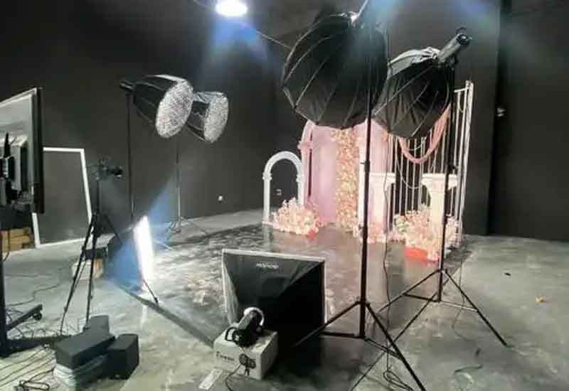 鄭州直播間背景設(shè)計:專業(yè)形象與視覺吸引力