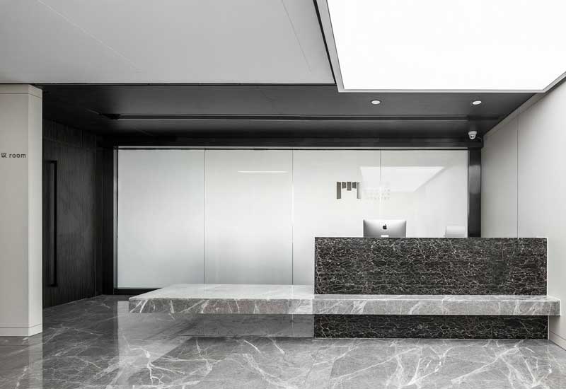 鄭州辦公室裝修施工報價人工費用:工種(電工/瓦工)單價與工期關聯